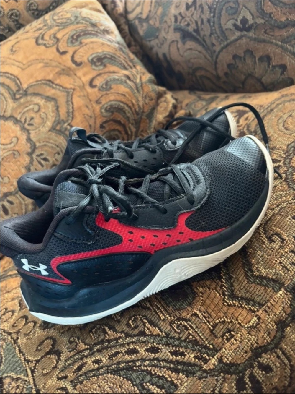 Under Armour boys Black & Red Lightweight Training Shoes